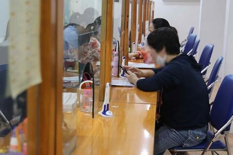 Lương chỉ đủ mức sống tối thiểu, viên chức bán hàng online trang trải cuộc sống