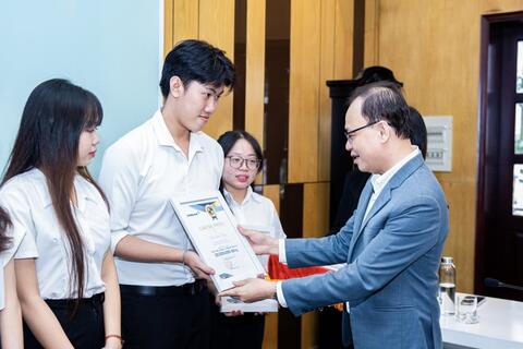 Eximbank trao học bổng cho sinh viên Đại học Kinh tế TP Hồ Chí Minh