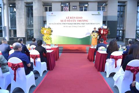 Vietcombank trao tặng Bệnh viện Hữu Nghị xe cứu thương trị giá gần 2,7 tỷ đồng