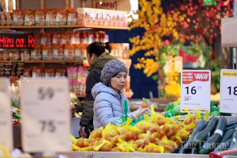 Thị trường hàng hóa ngày 28 Tết sôi động, giá cả vẫn ổn định