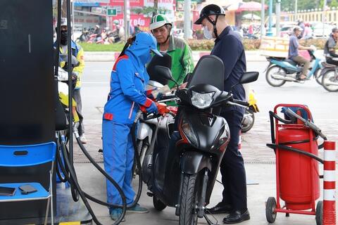 Giá xăng dầu hôm nay 17/2/2026: Thị trường 'nín thở' chờ đàm phán