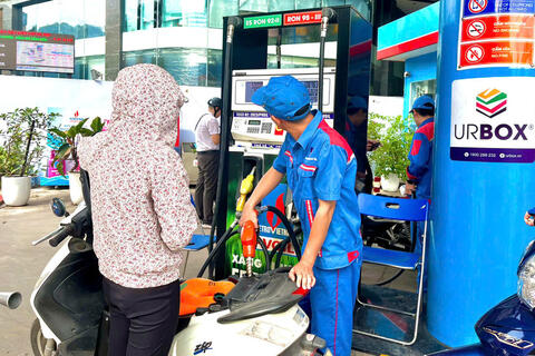 Giá xăng dầu hôm nay 18/2/2026: Giảm mạnh gần 3%