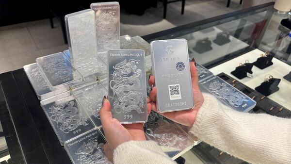 Giá bạc ngày 16/3: Giá bạc giảm về sát mốc 83 triệu đồng/kg