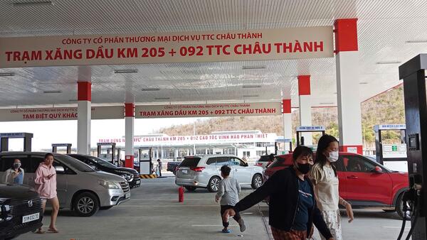 Giá xăng, dầu đồng loạt tăng mạnh, vượt mức 30.000 đồng/lít