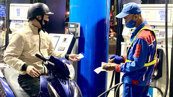 Giá xăng dầu hôm nay 2/4/2026: Thế giới đảo chiều giảm