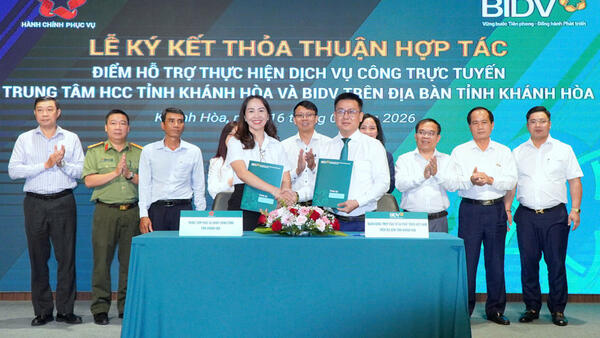 Khánh Hòa thí điểm mô hình hỗ trợ dịch vụ công trực tuyến ngay tại ngân hàng