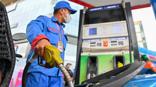 Giá xăng dầu tiếp tục giảm, xăng RON95 ở mức 22.880 đồng/lít