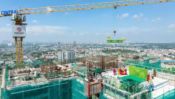 Dự án La Pura của Phát Đạt cất nóc tháp đầu tiên sau 6 năm thi công xây dựng