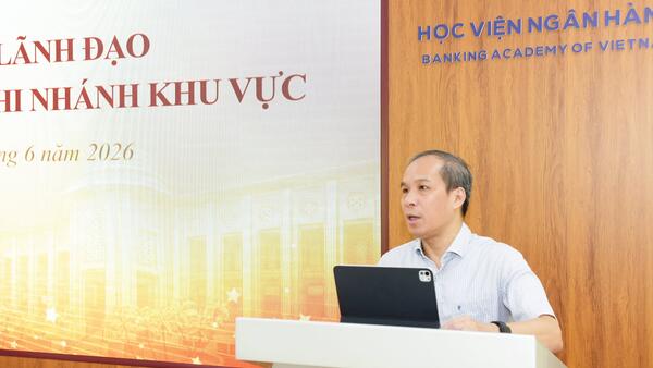 Phó Thống đốc Thường trực Ngân hàng Nhà nước Đoàn Thái Sơn chia sẻ kinh nghiệm công tác pháp chế tại Lớp bồi dưỡng Lãnh đạo NHNN chi nhánh khu vực
