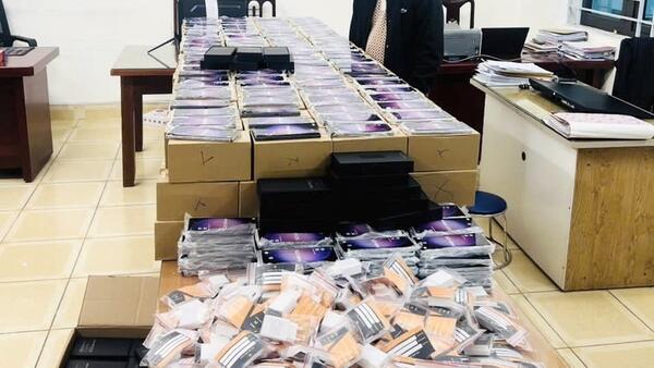 Triệt phá đường dây tiêu thụ hơn 1.000 điện thoại Samsung giả