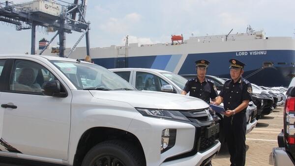 Từ 14/8, 12 nhóm hàng nhập khẩu phải làm thủ tục tại cửa khẩu
