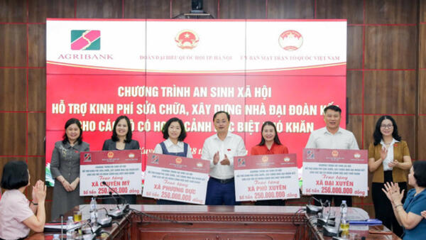 Agribank cùng Đoàn đại biểu Quốc hội TP. Hà Nội trao 1 tỷ đồng hỗ trợ xây dựng Nhà Đại đoàn kết