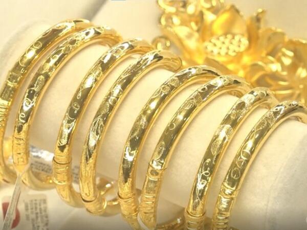 Giá vàng hôm nay (1/4): Neo cao hơn thế giới gần 30 triệu một lượng