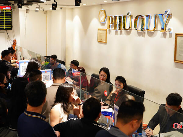 Nhà đầu tư ‘tích sản’ ra sao sau cú sốc giá vàng, bạc?