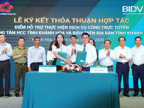 Khánh Hòa thí điểm mô hình hỗ trợ dịch vụ công trực tuyến ngay tại ngân hàng