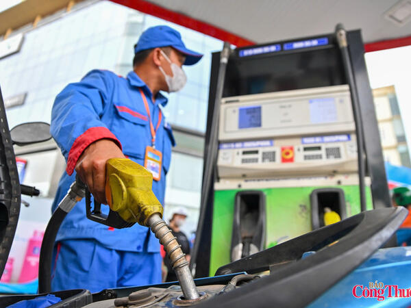 Giá xăng dầu tiếp tục giảm, xăng RON95 ở mức 22.880 đồng/lít