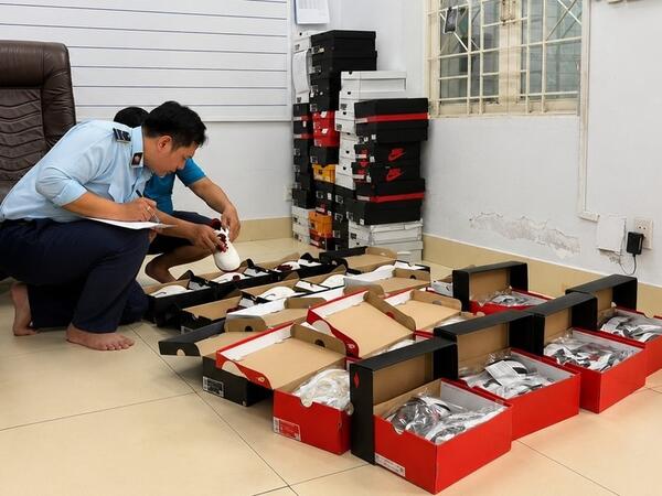 TP. Hồ Chí Minh: Liên tiếp ‘đột kích’ phát hiện kho hàng quần áo, giày dép giả