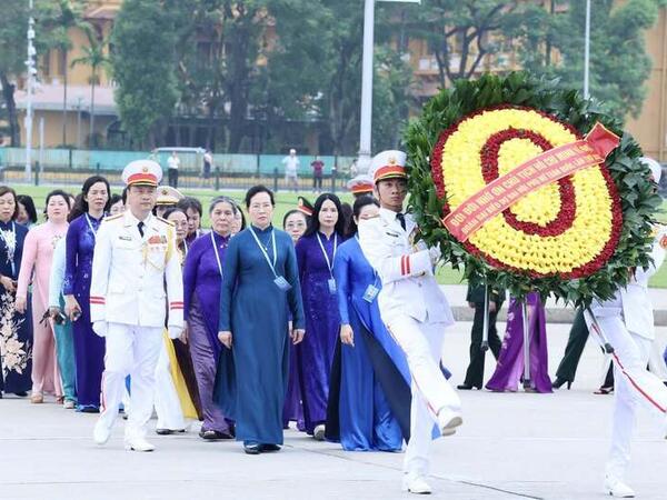 Đoàn Đại biểu dự Đại hội Phụ nữ toàn quốc lần thứ XIV vào Lăng viếng Chủ tịch Hồ Chí Minh