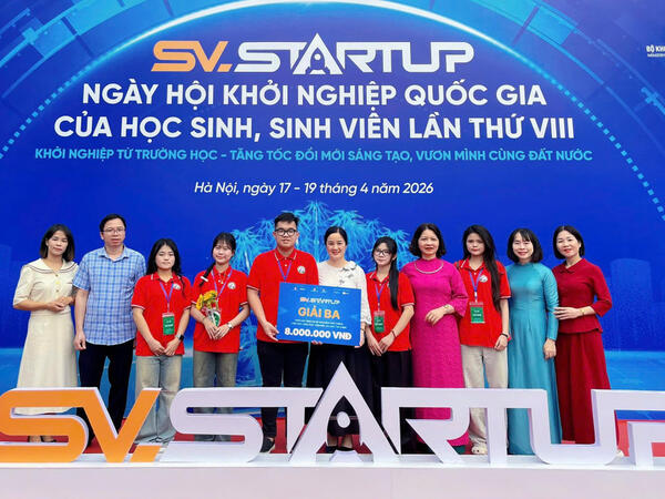 Học sinh vùng núi khởi nghiệp sáng tạo từ chất liệu văn hóa bản địa