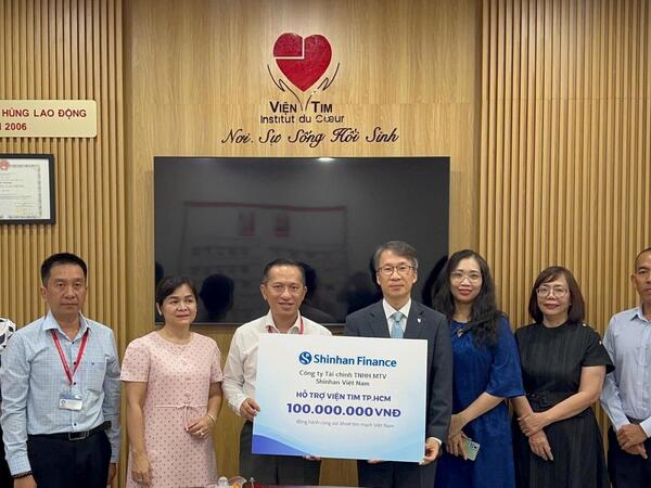 Shinhan Finance trao tặng 100 triệu đồng, đồng hành cùng Quỹ mổ tim tại Viện Tim TP. Hồ Chí Minh