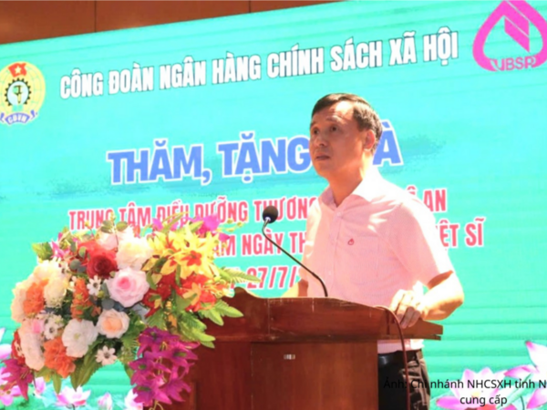 Chi nhánh Ngân hàng CSXH tỉnh Nghệ An thăm, tặng quà thương, bệnh binh