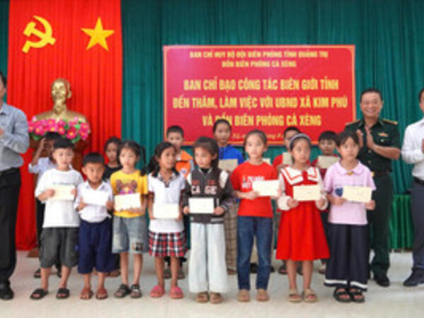 Trao quà đến học sinh vùng biên giới Quảng Trị trước thềm năm học mới