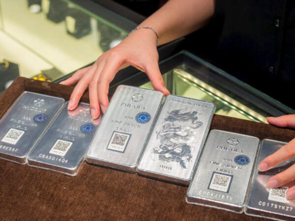 Sáng ngày 10/9: Giá bạc thế giới vượt 67,5 USD/ounce, bạc trong nước đồng loạt đi lên