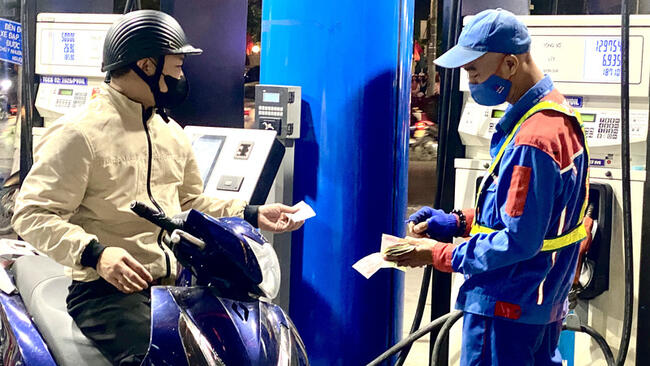 Giá xăng dầu hôm nay 2/4/2026: Thế giới đảo chiều giảm