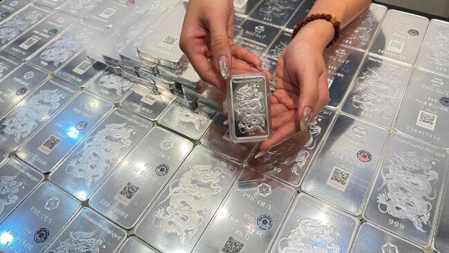 Ngày 13/4: Giá bạc giảm nhẹ, bạc Phú Quý giao dịch gần 77 triệu đồng/kg