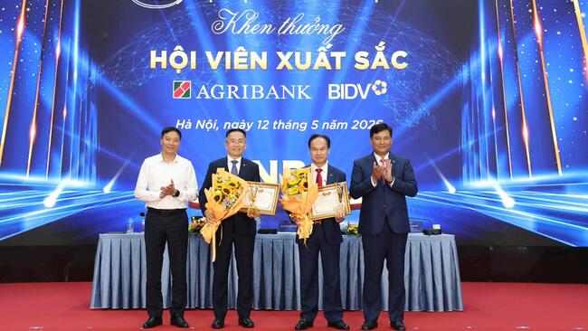 Tri ân các tập thể, cá nhân có đóng góp nổi bật cho hoạt động Hiệp hội Ngân hàng Việt Nam nhiệm kỳ VII