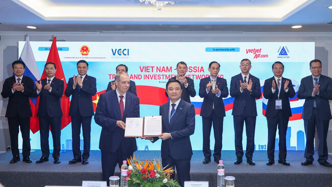 Thủ tướng Lê Minh Hưng chứng kiến trao các văn kiện hợp tác giữa doanh nghiệp Việt Nam và Nga