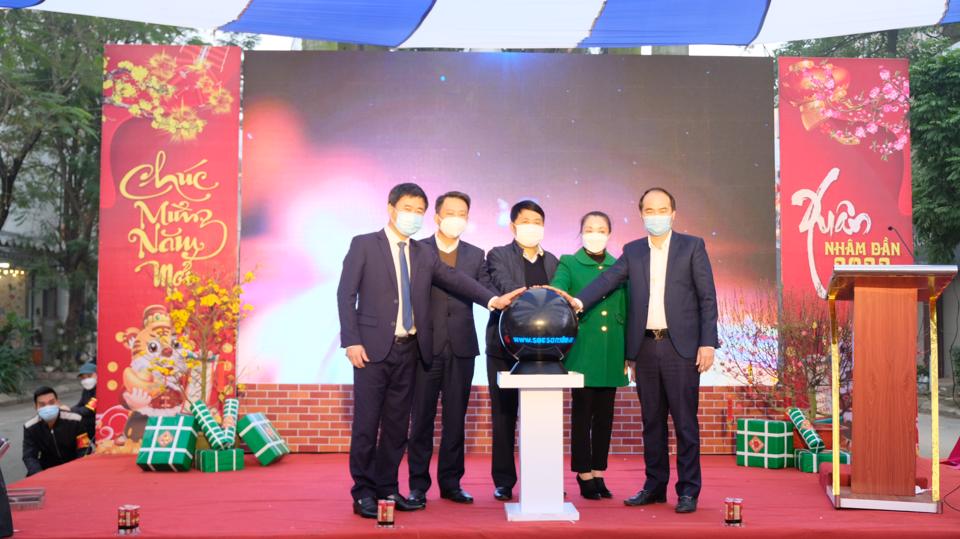 Đại biểu ấn nút khai trương website thương mại điện tử: www.socsonshop.com.