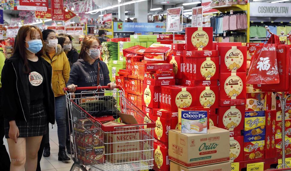 Người tiêu dùng mua bánh kẹo Tết tại siêu thị Co.op Mart