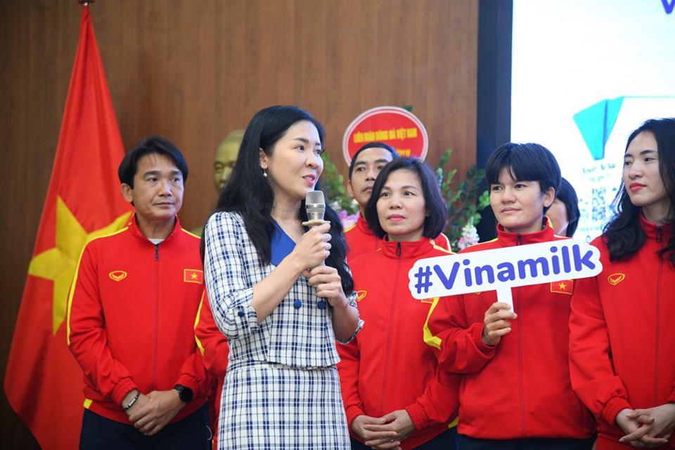 Đại diện Vinamilk chia sẻ niềm vui với toàn đội, đồng thời chúc đội tuyển đạt được thành tích tốt tại Seagames sắp tới. 