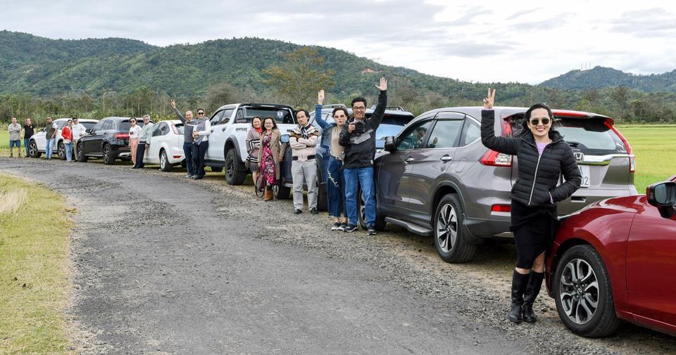 Du khách tham gia tour Caravan khám phá Tây Nguyên