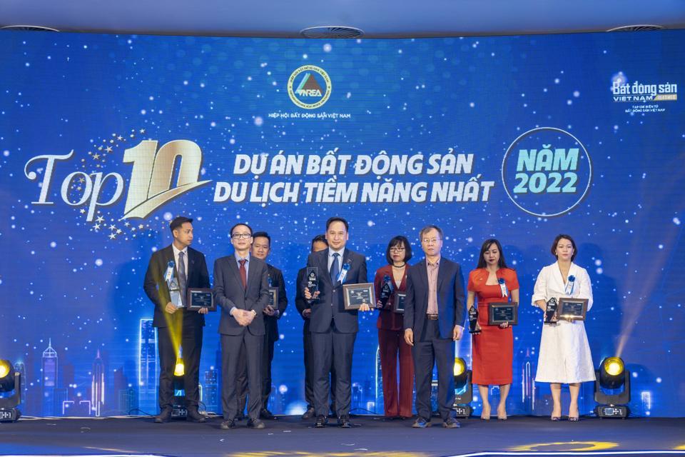 (Đại diện Tập đoàn Flamingo nhận giải “Top 10 Dự án Bất động sản tiềm năng nhất” dành cho dự án Flamingo Hải Tiến)