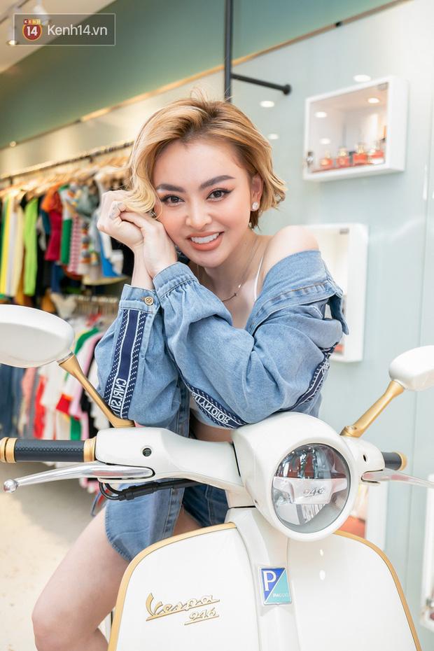 ‘Bà trùm bán hàng online’ lên tiếng sau khi nướng tiền tậu xe Vespa 946 Christian Dior: Ai mua lại 1 tỷ hay 5 tỷ đều không bán nhưng 10 tỷ thì sẽ suy nghĩ - Ảnh 2.