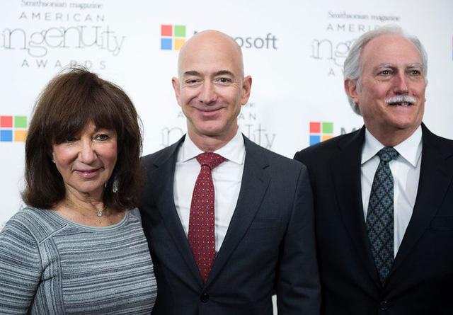 Khởi nghiệp tự thân có cha mẹ giàu là tuyệt nhất: Jeff Bezos đã xây dựng được Amazon từ tiền bố mẹ cho, điều làm nên khác biệt chính là cách DỤNG TIỀN - Ảnh 2.