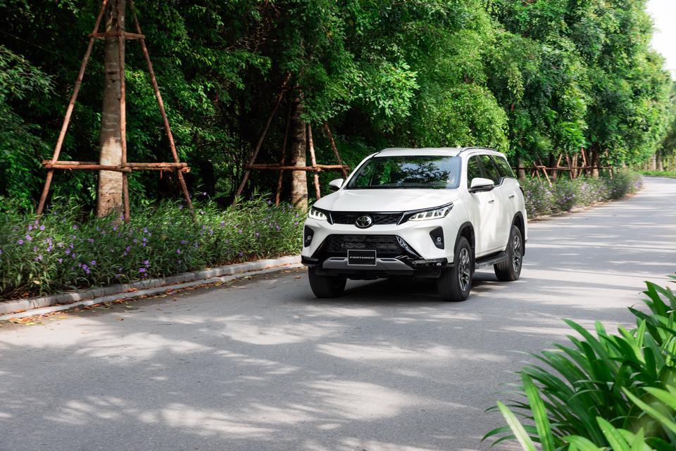 Fortuner 2022 có thiết kế sang trọng, bề thế, là người bạn đồng hành đáng tin cậy trên hành trình chinh phục các cung đường.