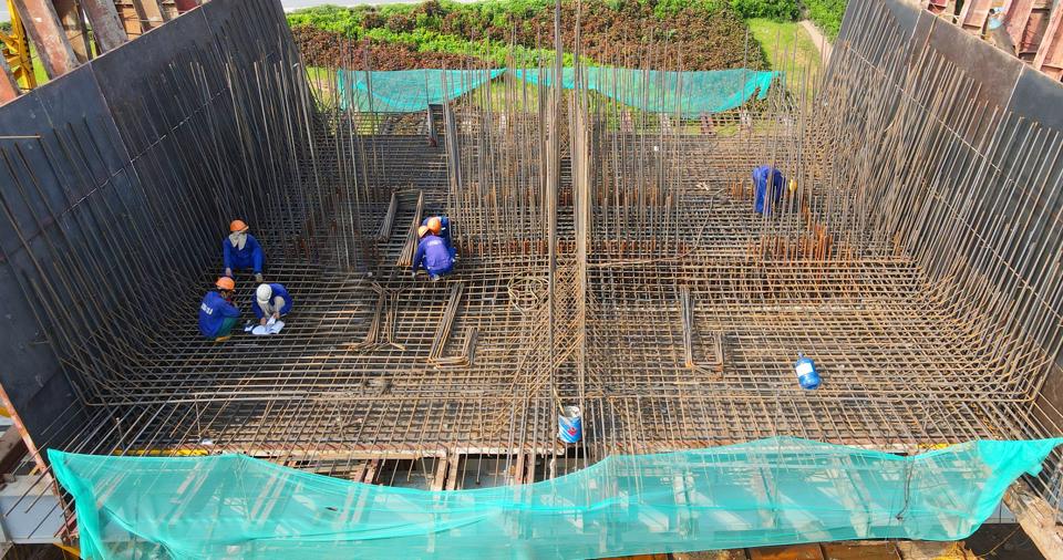 Xi măng, sắt thép tăng giá đã ảnh hưởng không nhỏ đến các doanh nghiệp ngành xây dựng. Ảnh: Phạm Hùng  