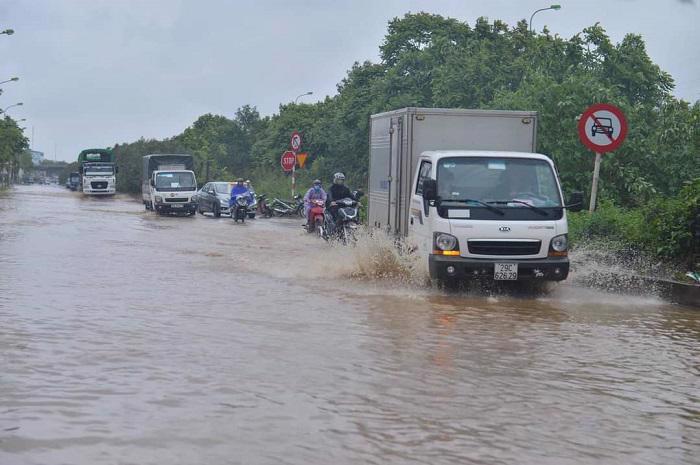 Đại lộ Thăng Long đoạn qua huyện Hoài Đức, Thạch Thất, Quốc Oai... thường xuyên ngập úng khi có mưa lớn.
