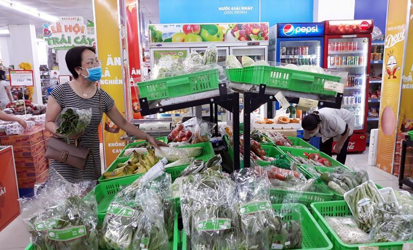 Người tiêu dùng mua hàng tại siêu thị Hapro Thành Công. Ảnh: Lê Nam  