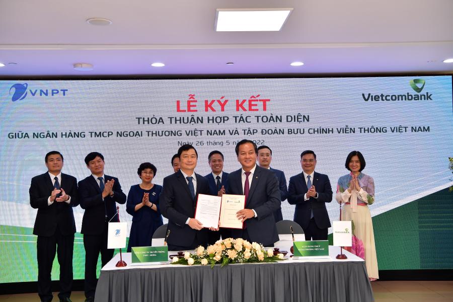 Ông Nguyễn Việt Cường - Phó Tổng Giám đốc Vietcombank (bên phải) và ông Nguyễn Trường Giang - Tổng Giám đốc Tổng Công ty Dịch vụ Viễn thông Vinaphone thực hiện nghi thức ký Biên bản ghi nhớ Hợp tác giữa Vietcombank và Vinaphone dưới sự chứng kiến của lãnh đạo 2 bên