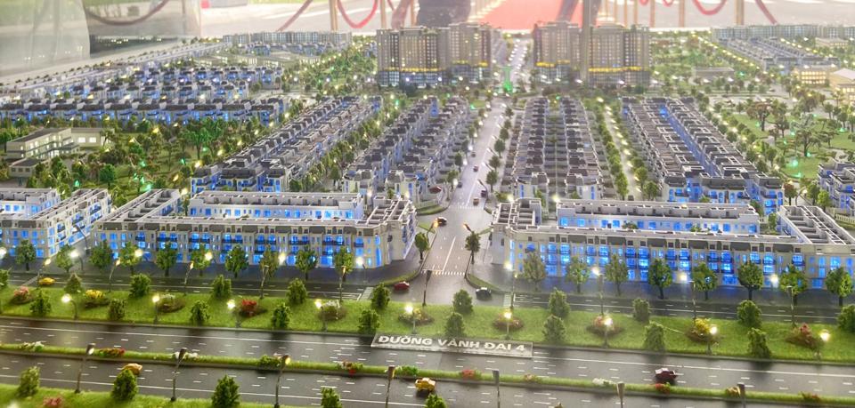 Sa bàn tổng thể một dự án bất động sản nằm trên trục đường Vành đai 4 tại huyện Mê Linh, Hà Nội. Ảnh: Phạm Hùng