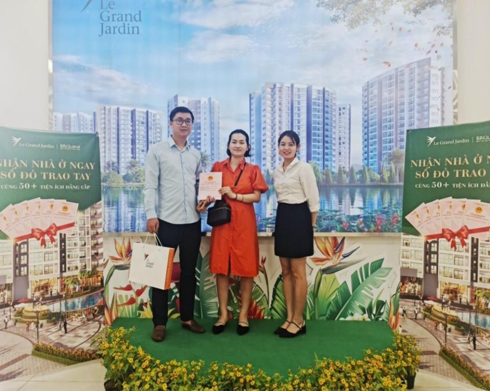  Khách hàng nhận giấy chứng nhận quyền sở hữu căn hộ tại tổ hợp chung cư Le Grand Jardin.
