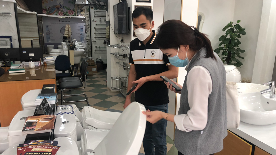 Thiết bị vệ sinh thông minh đang được khách hàng trẻ ưa chuộng. Ảnh: Thành Luân  