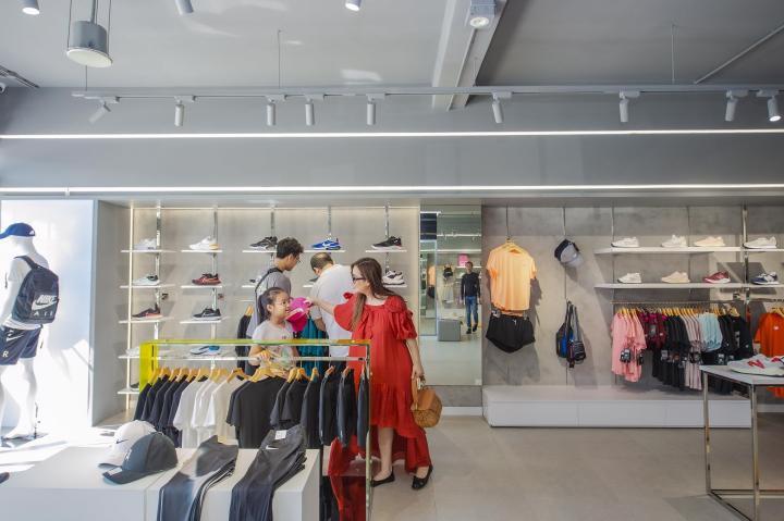  Đại lộ Shophouse nằm trên trục đường ven biển Lộc An - Bình Châu đã dần được lấp đầy bởi cửa hàng mua sắm, ẩm thực và thu hút đông đảo khách tham quan mua sắm.