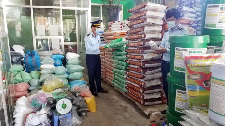Lực lượng quản lý thị trường kiểm tra một đại lý kinh doanh phân bón, thuốc bảo vệ thực vật. Ảnh minh họa