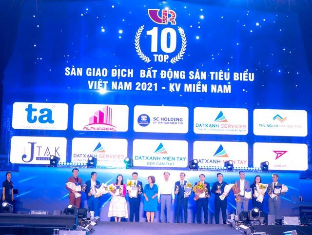 Đất Xanh Miền Tây tỏa sáng tại Lễ vinh danh nghề Môi giới BĐS 2022 - Ảnh 4. Đất Xanh Miền Tây tỏa sáng tại Lễ vinh danh nghề Môi giới BĐS 2022 - Ảnh 4.