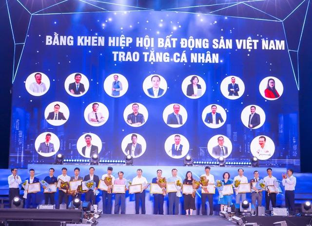Đất Xanh Miền Tây tỏa sáng tại Lễ vinh danh nghề Môi giới BĐS 2022 - Ảnh 3. Đất Xanh Miền Tây tỏa sáng tại Lễ vinh danh nghề Môi giới BĐS 2022 - Ảnh 3.